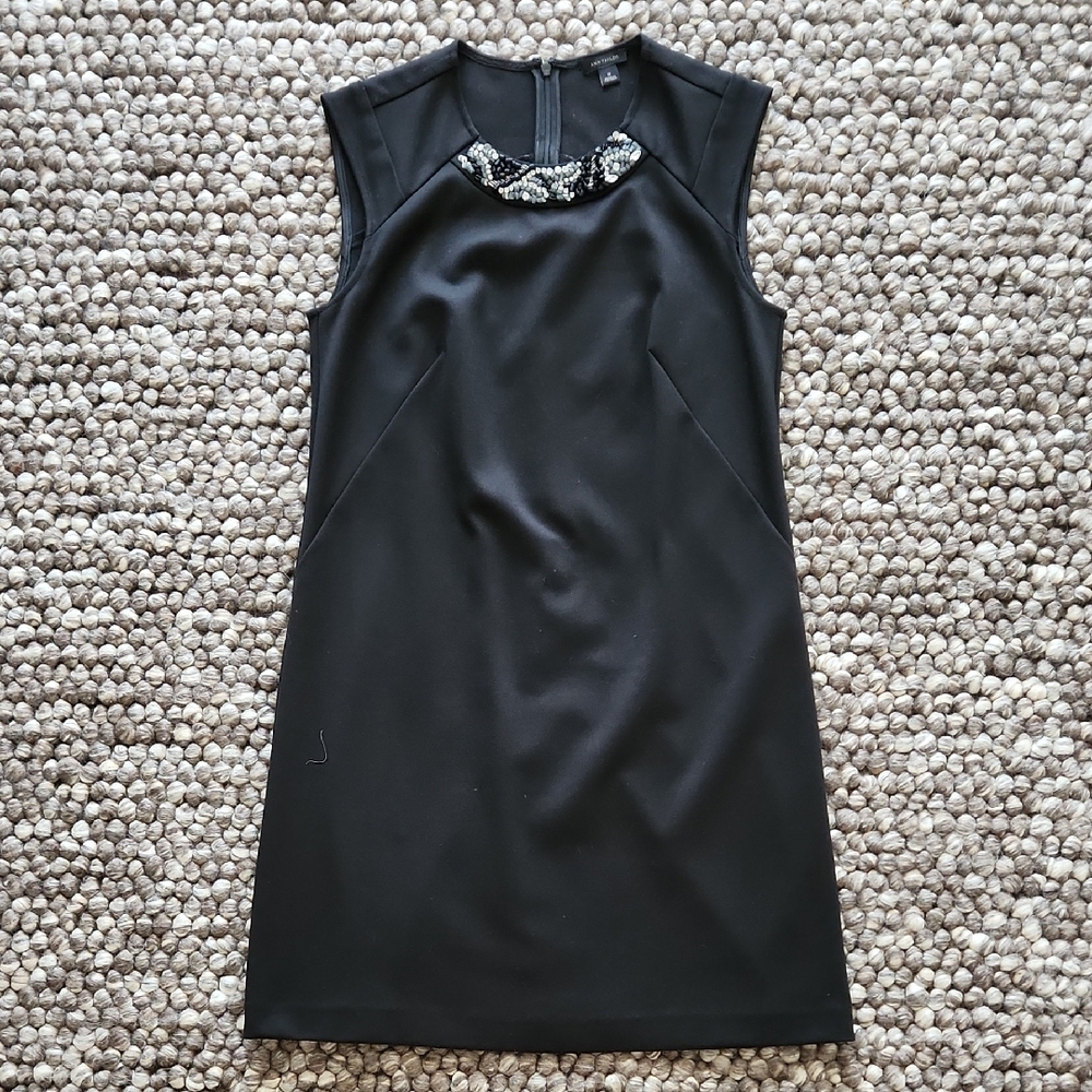 Black Sleeveless Jewel-Neck Shift Dress